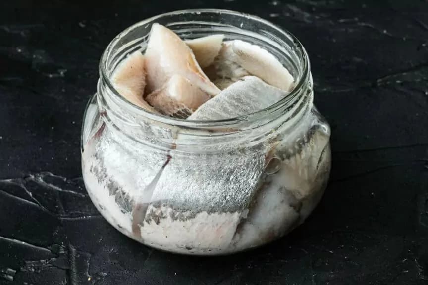 Czy pies może jeść śledzie w oleju? Sprawdź ryzyko dla zdrowia psa